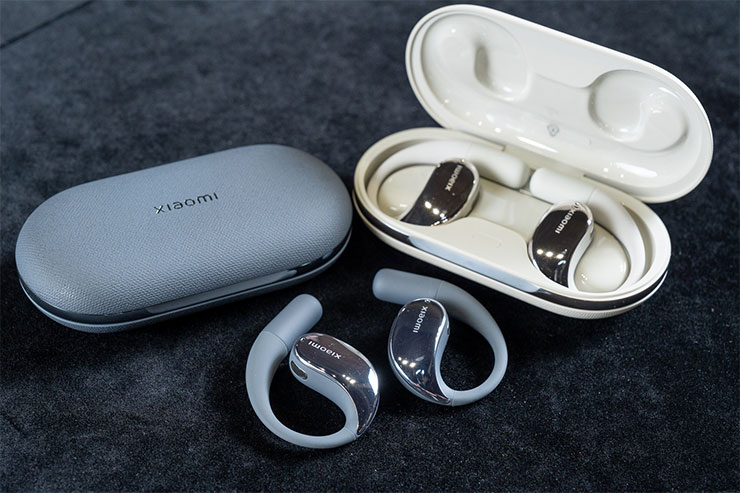 Xiaomi 開放式耳機以人體工學設計與非入耳式構造，提供全天候輕盈舒適的聽覺體驗。身處嘈雜環境，依然能享受清晰音樂與高品質通話
