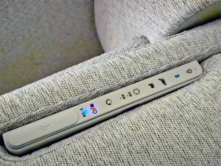 在沙發天后椅身旁也設計有實體按鍵控制區，可快速啟動特定功能，同時也保留有 USB 充電接口，滿足 3C 產品的連結使用需求