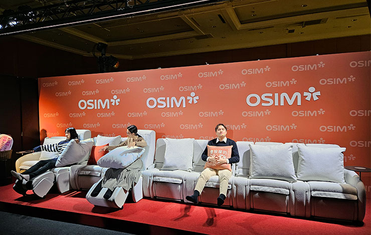 忠孝SOGO 12F 的活動現場還展出了「8 座款」的沙發天后，家裡夠大的人不妨可以考慮放一台，讓 8 個人同時享受按摩（？）