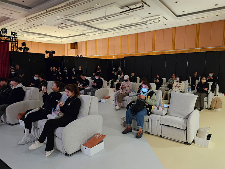 沙發抓馬秀的觀眾席，自然也是要讓大家坐在沙發天后上好好享受獨特的看秀體驗囉！現場提供的試坐的是高科技織布的雲霧白款式，本人非常美，而且本身易於清潔維護，也不怕毛小孩抓呢！