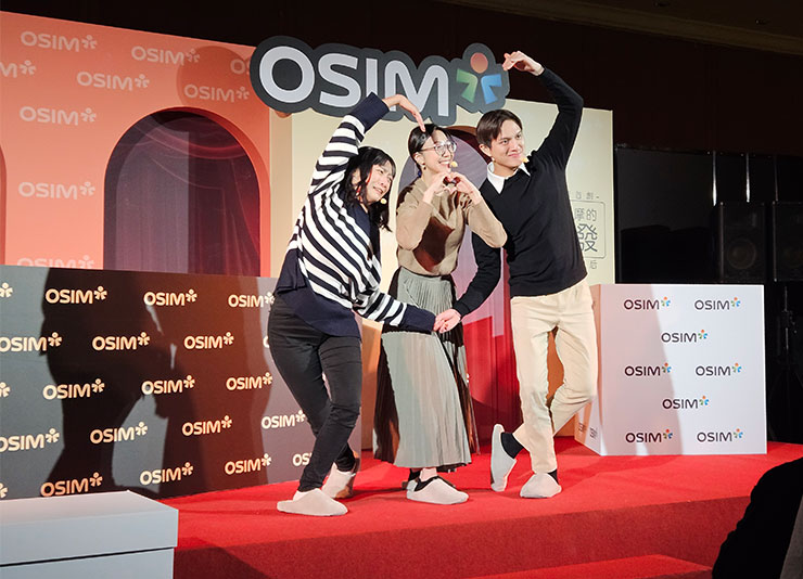 舞台上的專業演員表演十分逗趣，劇情也非常接地氣