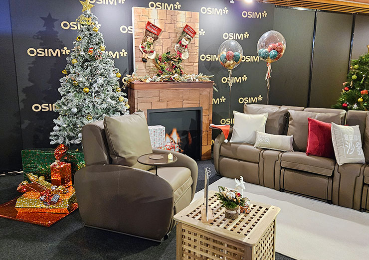 台北 SOGO 忠孝館 12F 的活動現場也有各種不同風格佈置的展示區可以試坐沙發天后、拍拍美照打卡唷！聖誕節快到了，現場也有應景的佈置十分精美！