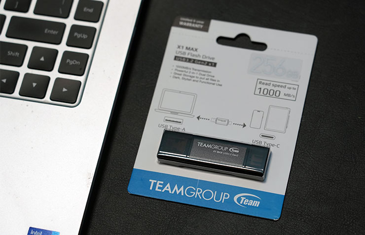 本日開箱主角「TEAMGROUP X1 MAX 」，是一款體積小巧但兼具高效能、大容量的隨身碟產品。