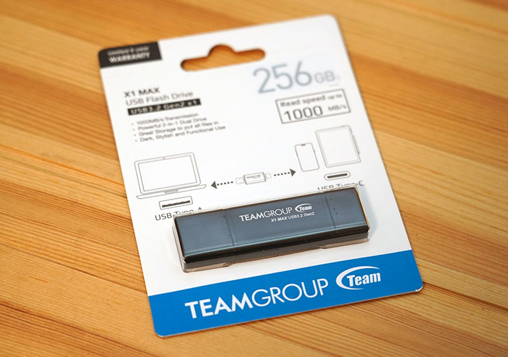 此次開箱的 TEAMGROUP X1 MAX 為 256GB 的版本，最高容量提供 1TB 的選項。產品本身採用隨身碟常見的吊卡設計，且以紙質包裝更為環保，並能免工具拆開使用。