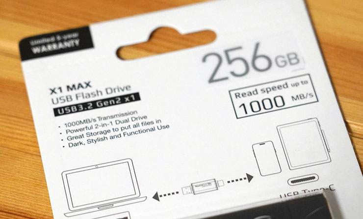 包裝正面可看到詳細的產品規格特色，其中讀取速到可達 1000 MB/s 在隨身碟中的效能可說是數一數二。