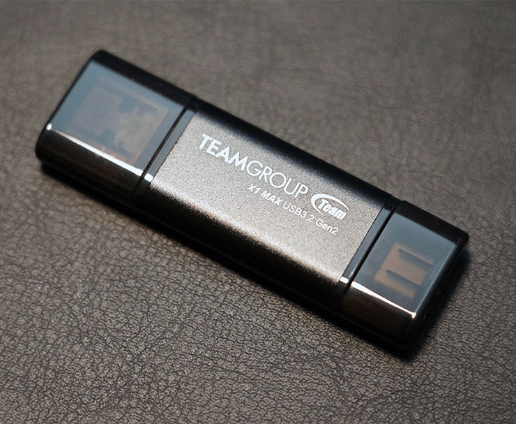 TEAMGROUP X1 MAX 採用雙介面設計，機身本體與鋁合金材質搭配黑色噴砂處理，質感優秀，兩側不同連接介面也採用了黑色半透帽蓋保護。