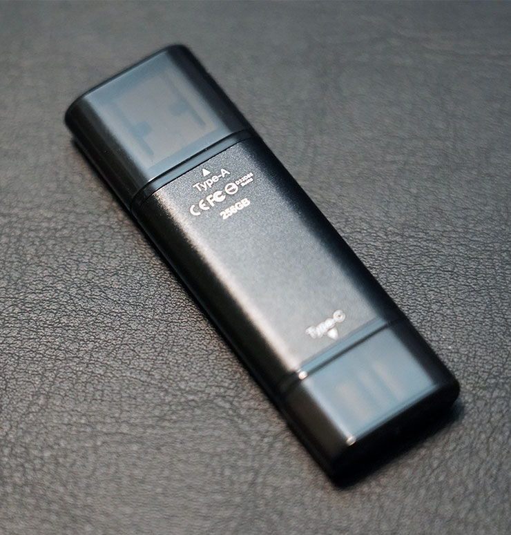 隨身碟背面也標示了兩個連結介面規格說明。