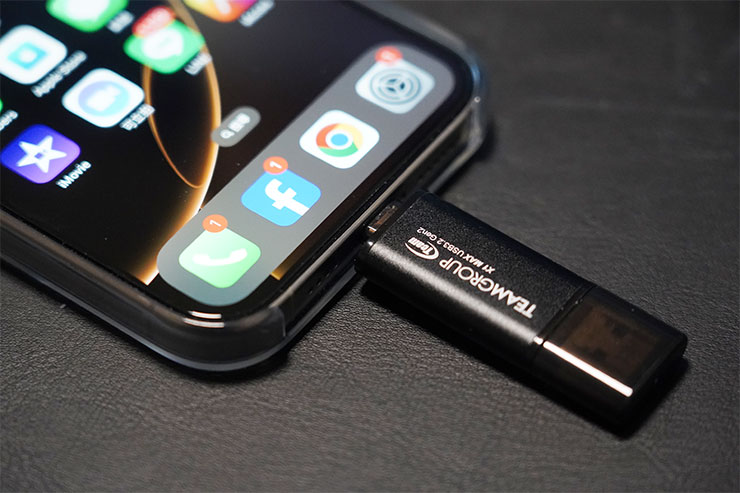 USB Type-C 介面的泛用性更高，除了電腦、筆電之外，行動裝置如手機、平板也能連接使用。