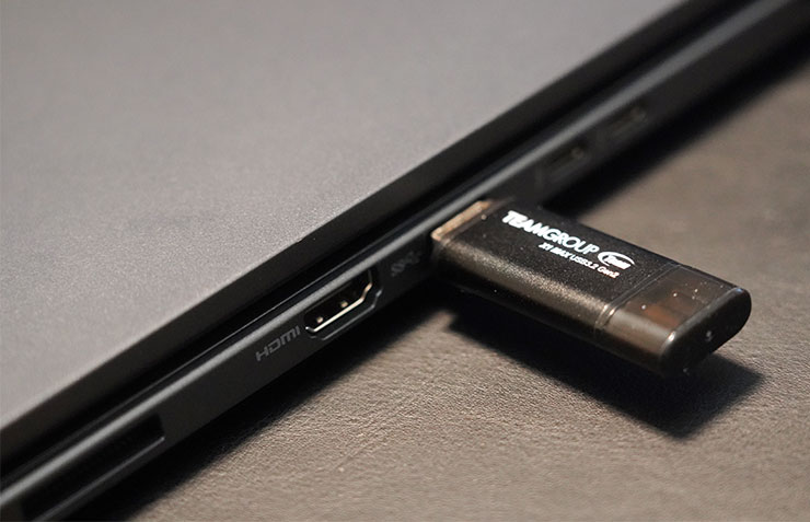 小巧簡約的 TEAMGROUP X1 MAX 同時擁有大容量與高速傳輸效率，而且可以同時支援跨平台、多類型的設備存取，大大提升了使用上的便利性。