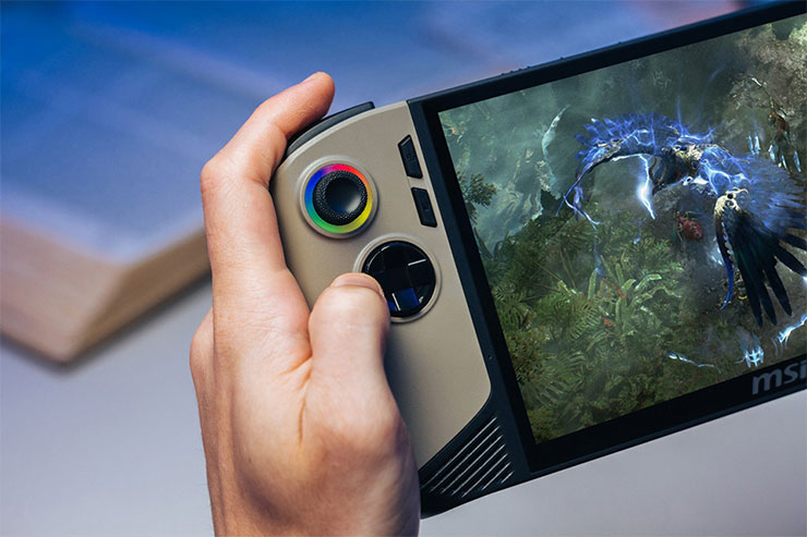 MSI Claw 8 AI+以人體工學精心打造的外型能自然貼合手部輪廓