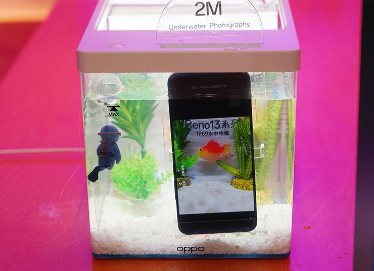 Reno13 系列 IP69 水中相機模式，開啟後可鎖定觸控螢幕，並透過機身側面按鈕控制拍照、錄影