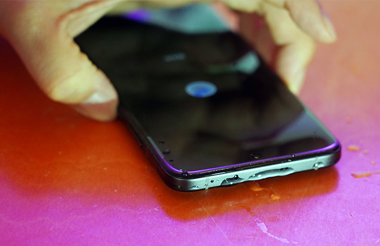 Reno13 系列 IP69 水中相機模式可透過長按電源鍵 3 秒解除，這時機身也會透過超聲波震動來排除機身孔洞中的水份