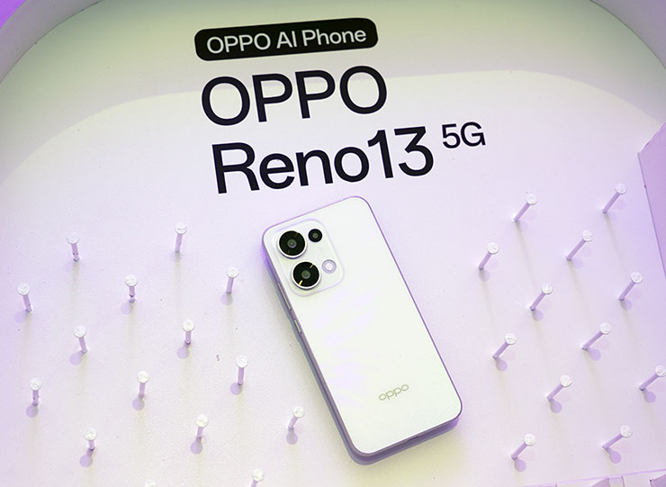 以夜市彈珠台為佈置主題的手機展示