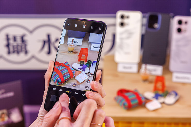OPPO Reno13 Pro 加入同級唯一5000萬畫素3.5 倍OIS潛望式鏡頭，一鍵拍出人景交融氛圍感，最高支援到120倍數位變焦。