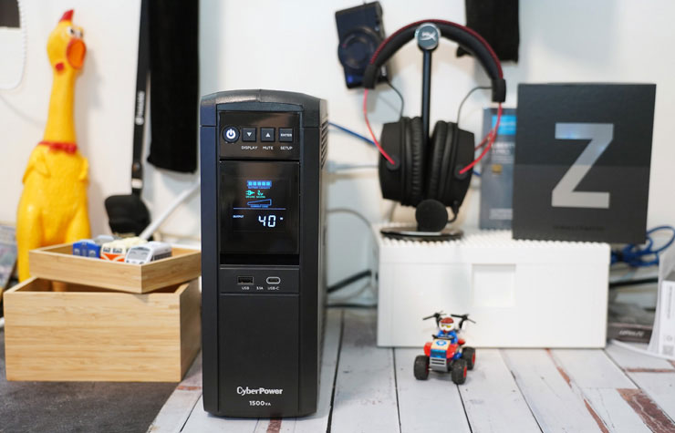 阿祥目前使用的 UPS 是 CyberPower CP1500PFCLCDa，功能完善且體積大小適中，但缺點是電力續航稍弱。