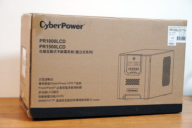 PR1000LCD 的外箱不小，正面可看到產品名稱與線稿風格的產品圖。