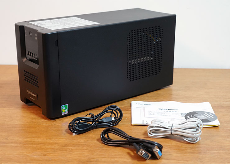 箱內物品一覽，包括 PR1000LCD、USB Type-B to A 的連接線、RS232 序列埠連結線、電話線（支援 EPO 緊急斷電功能）與說明書。