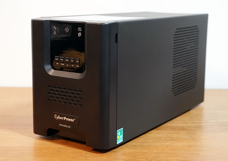 PR1000LCD 本體同樣為直立式，但機身較寬、較長，重量更是將近 20Kg，在搬動時要特別注意。