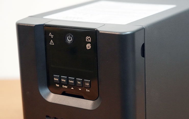 機身正面上方有控制面板，包括實體按鈕與液晶顯示螢幕。