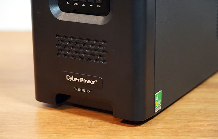 下方可以看到 CyberPower 的 LOGO 與產品型號。