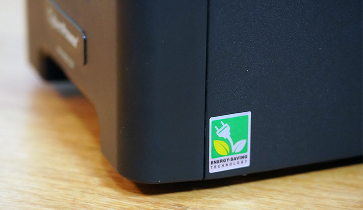 機身側面特別標示了產品支援了節能科技，可透過 CyberPower 專利的 GreenPower UPS 節能技術，以旁路電路設計來節約電力損耗。