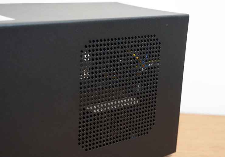 機身側面可看到大面積的散熱孔， 用來排除機身內部機板的熱能。