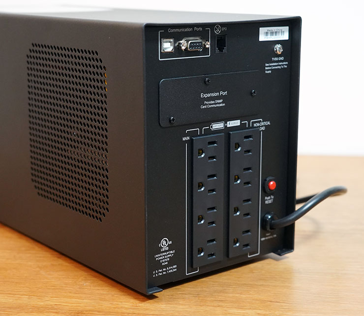 PR1000LCD 的連結埠皆設計於機身後側，電源線也採用固定式設計，以避免 UPS 的電源線受拉扯而脫落的狀況。