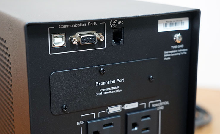 機身後側上方提供與電腦連結的資料連接埠有兩種，分別為 USB 與序列埠兩種，連結電腦後可使用 PowerPanel 電源管理軟體進行 UPS 的監控與設定，右方的電話線接口為「緊急斷電埠（EPO）」，在遇到緊急狀況時，可透過遠端強制機器關機。此外，機身上也預留了 SNMP / HTTP 插槽，可選購遠端監控介面卡，進行內網環境或雲端的遠端監控。