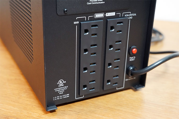 PR1000LCD 一共提供 8 組插座，均支援電池備援與突破保護功能，同時也區分為「關鍵設備」與「非關鍵設備」兩類，在斷電情況下，系統會自動關閉非關鍵負載設備，保留最大電力給關鍵設備，確保設備運作正常。此外，這裡也配置有紅色的斷路器開關，若發生電力過載時 UPS 會自動斷電，可透過此按鈕來回復。