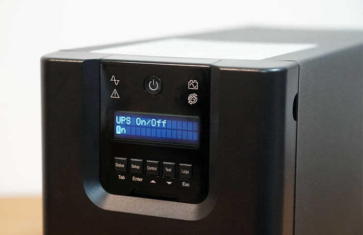 長按電源鈕可將 UPS 開機，液晶顯示螢幕為雙排式設計，可透過下方的操控按鈕來查看 UPS 目前的運行資訊，或是進行各個不同選項的設定。
