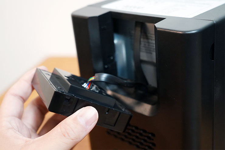 面板即可抽離機身，拉出內部的連結線，延伸出機身外使用。