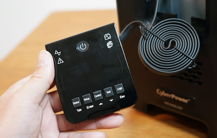 內部隱藏的連結線相當長，可以讓我們將 UPS 妥善置放於桌面下，並將面板延伸至桌面上操控，既不佔用到桌面空間，在操作時也更為方便。