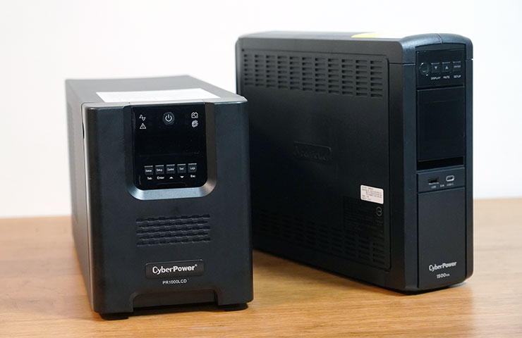 CyberPower CP1500PFCLCDa（圖右）功能已經十分完備，但相較之下 PR1000LCD（圖左）的電力備援機制更完善且管理功能更全面。