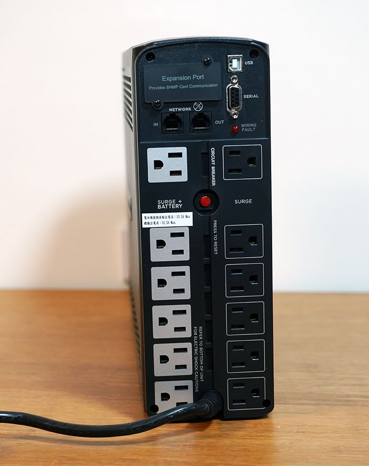 備援電力更上一層樓:CyberPower CP1500PFCLCDa V.S. PR1500LCD 同量級對比式開箱 - 阿祥的網路筆記本 CP1500PFCLCDa 比較大的「短版」就是備援插座較少,且沒有區分主要 / 次要設備。上圖右方的黑色插座只提供防突波功能,而沒有備援能力。
