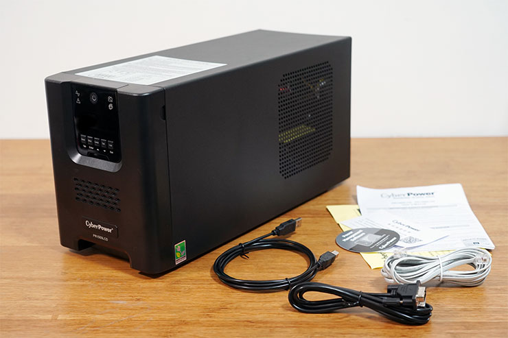 備援電力更上一層樓:CyberPower CP1500PFCLCDa V.S. PR1500LCD 同量級對比式開箱 - 阿祥的網路筆記本 箱內物品一覽,包括 PR1500LCD 本體,兩條數據連結線、說明書、電話線…等。