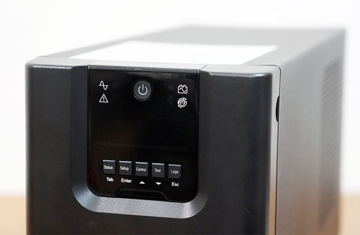 備援電力更上一層樓:CyberPower CP1500PFCLCDa V.S. PR1500LCD 同量級對比式開箱 - 阿祥的網路筆記本 機身正面上方有電源按鈕、顯示螢幕與控制按鈕組成的控制介面。