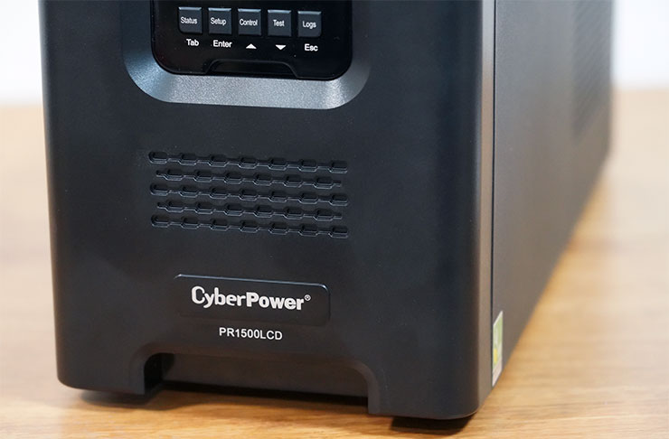 備援電力更上一層樓:CyberPower CP1500PFCLCDa V.S. PR1500LCD 同量級對比式開箱 - 阿祥的網路筆記本 機身正面下方可以看到 PR1500LCD 的型號。
