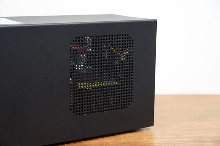 備援電力更上一層樓:CyberPower CP1500PFCLCDa V.S. PR1500LCD 同量級對比式開箱 - 阿祥的網路筆記本 PR1500LCD 側面有保留大面積的散熱孔。