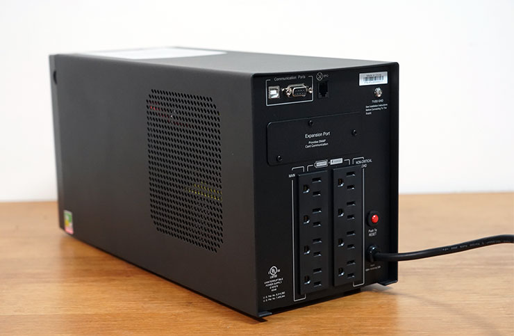 備援電力更上一層樓:CyberPower CP1500PFCLCDa V.S. PR1500LCD 同量級對比式開箱 - 阿祥的網路筆記本 PR1500LCD 的機身後側為連結埠與電源插座區,電源線採用整合機身設計,避免意外拔除掉電源的狀況發生。