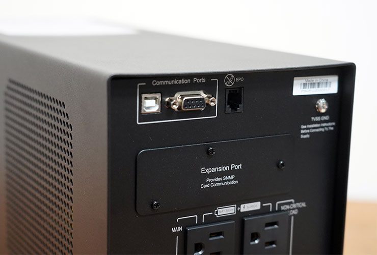 備援電力更上一層樓:CyberPower CP1500PFCLCDa V.S. PR1500LCD 同量級對比式開箱 - 阿祥的網路筆記本 機身背面上方的溝通埠提供 USB 與序列埠兩種類型,同時也保留擴充卡的升級卡槽。