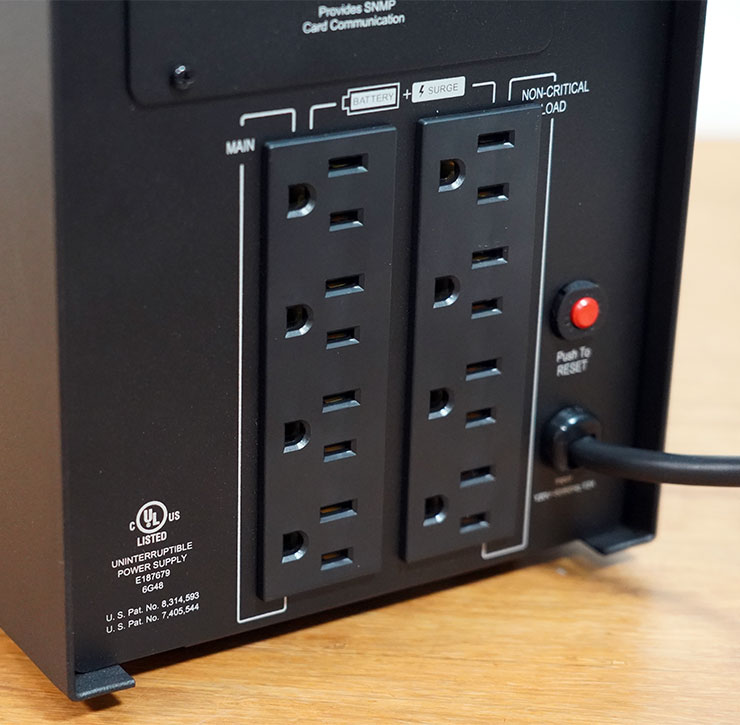 備援電力更上一層樓:CyberPower CP1500PFCLCDa V.S. PR1500LCD 同量級對比式開箱 - 阿祥的網路筆記本 PR1500LCD 機身後側的插座皆具備完整的電力備援、防突波功能,且區分為關鍵設備(左)與非關鍵設備(右)兩個區塊,可讓使用者自行搭配使用。