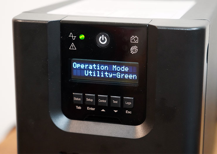 備援電力更上一層樓:CyberPower CP1500PFCLCDa V.S. PR1500LCD 同量級對比式開箱 - 阿祥的網路筆記本 PR1500LCD 開機後的樣子,控制面板的 LCD 螢幕採雙行式設計,文字顯示足夠清晰。
