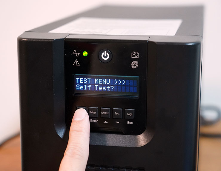 備援電力更上一層樓:CyberPower CP1500PFCLCDa V.S. PR1500LCD 同量級對比式開箱 - 阿祥的網路筆記本 雙行式的顯示螢幕雖然不大,但搭配五個實體控制鍵還是相當易於操作,顯示資訊也足夠清楚。