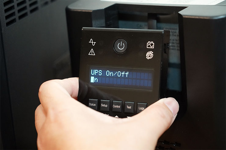 備援電力更上一層樓:CyberPower CP1500PFCLCDa V.S. PR1500LCD 同量級對比式開箱 - 阿祥的網路筆記本 PR1500LCD 的控制面板可向上扳開,與機身分離。