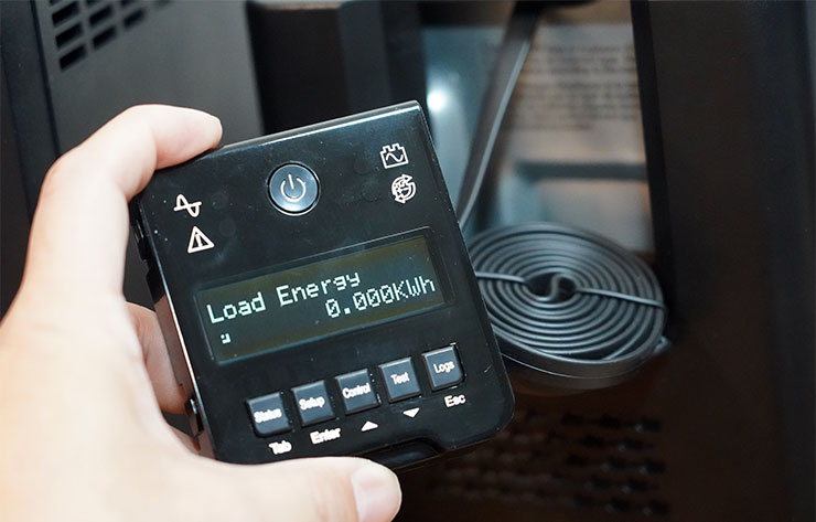 備援電力更上一層樓:CyberPower CP1500PFCLCDa V.S. PR1500LCD 同量級對比式開箱 - 阿祥的網路筆記本 PR1500LCD 的控制面板後方保留了相當長的連結線,可以方便使用者自行安排使用。