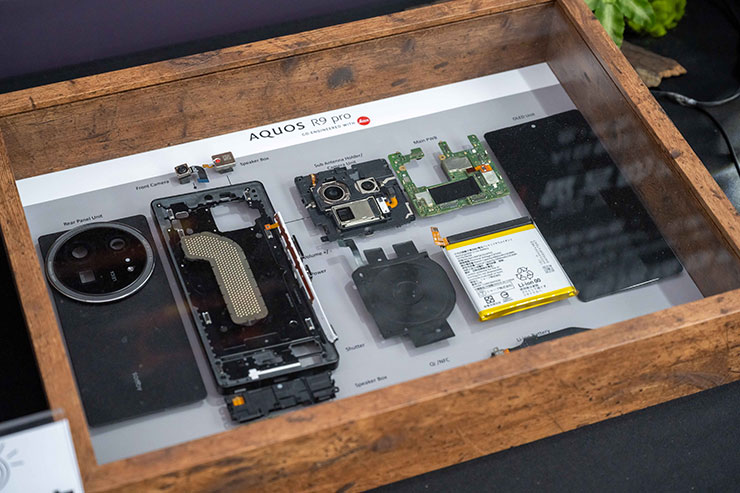 夏普徠卡專業旗艦機「AQUOS R9 pro」正式上市!限量風格經典禮盒登錄贈!華山文創新品體驗搶先試玩! - 阿祥的網路筆記本 AQUOS R9 pro 的實機拆解展示