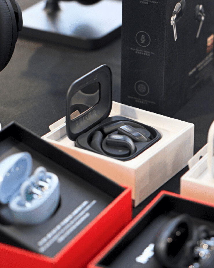 1MORE萬魔推出「1MORE S70 AI 開放式藍牙耳機」，全面強化AI功能，拓展多元應用。