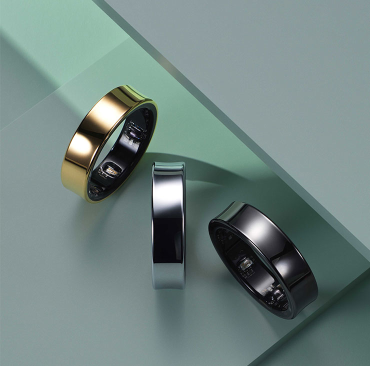 Galaxy Ring串聯Galaxy智慧型手機後，用戶可以透過雙指互點兩下操控相機快門輕鬆拍照，或關閉手機上的起床鬧鐘，讓生活更便利