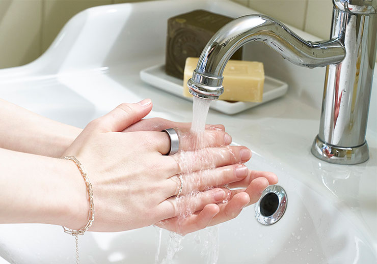 Galaxy Ring邊框採用堅韌鈦金屬外框，得以抵抗日常磨損，並具備IP68防塵防水等級、10 ATM防水效能