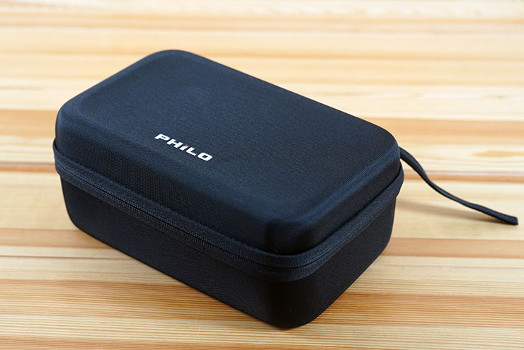 開箱，盒內直接以收納包的形式收納產品與各類配件，收納包的質感蠻不錯的！